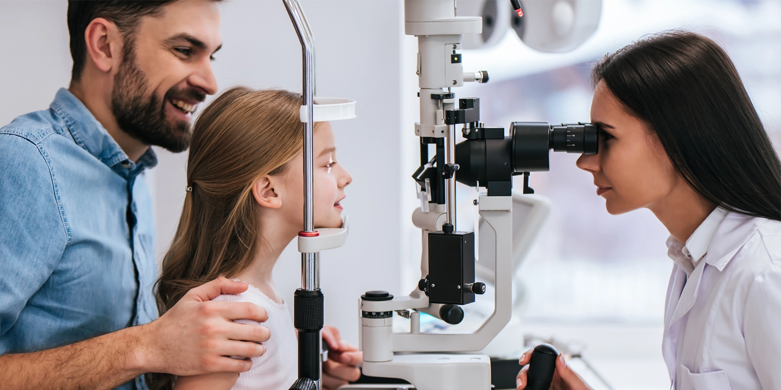 3 ways AOA’s pediatric chairside guides can strengthen your next exam 1 Pediatric Chairside Doc with Child Hero