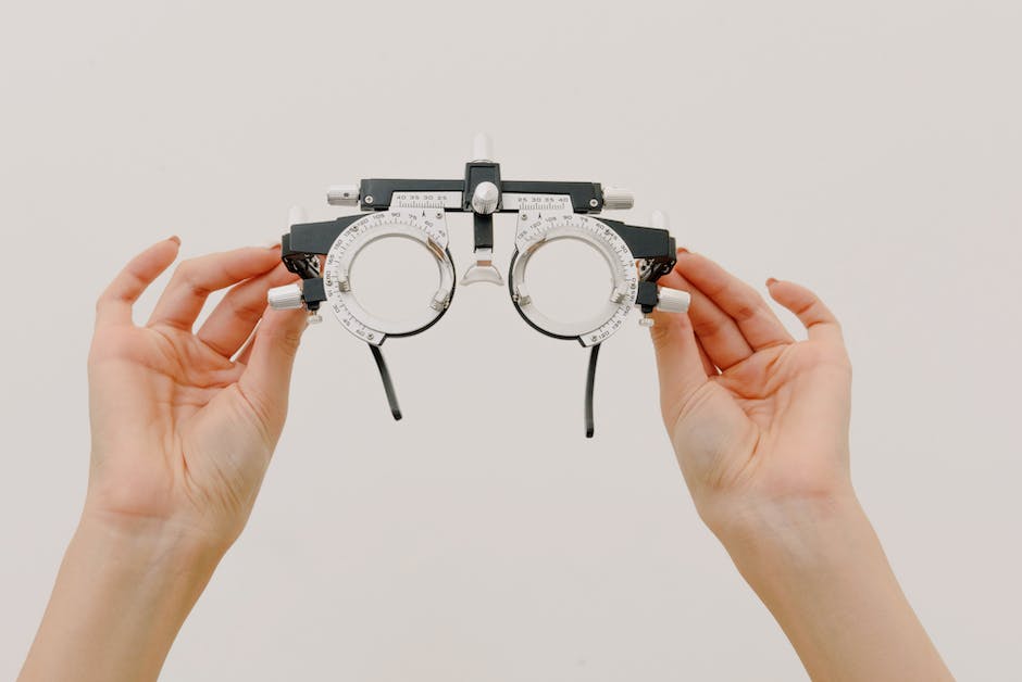 Image illustrating the importance of binocular vision and depth perception, showing how a person's two eyes work together to perceive depth and accurately judge distances.